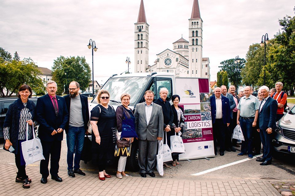 Projekto Low Carbon Logistics rezultatas – Rietavo savivaldybė įsigijo pirmąjį Lietuvoje hibridinį krovininį automobilį