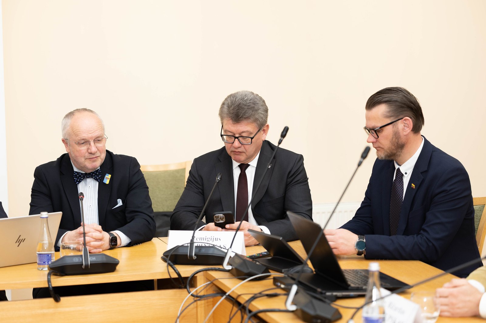 Juozas Olegas, Remigijus Lapinskas (viduryje) ir A. Radvilavičiaus padėjėjas Rytis Marozas. Seimo kanceliarijos nuotr.